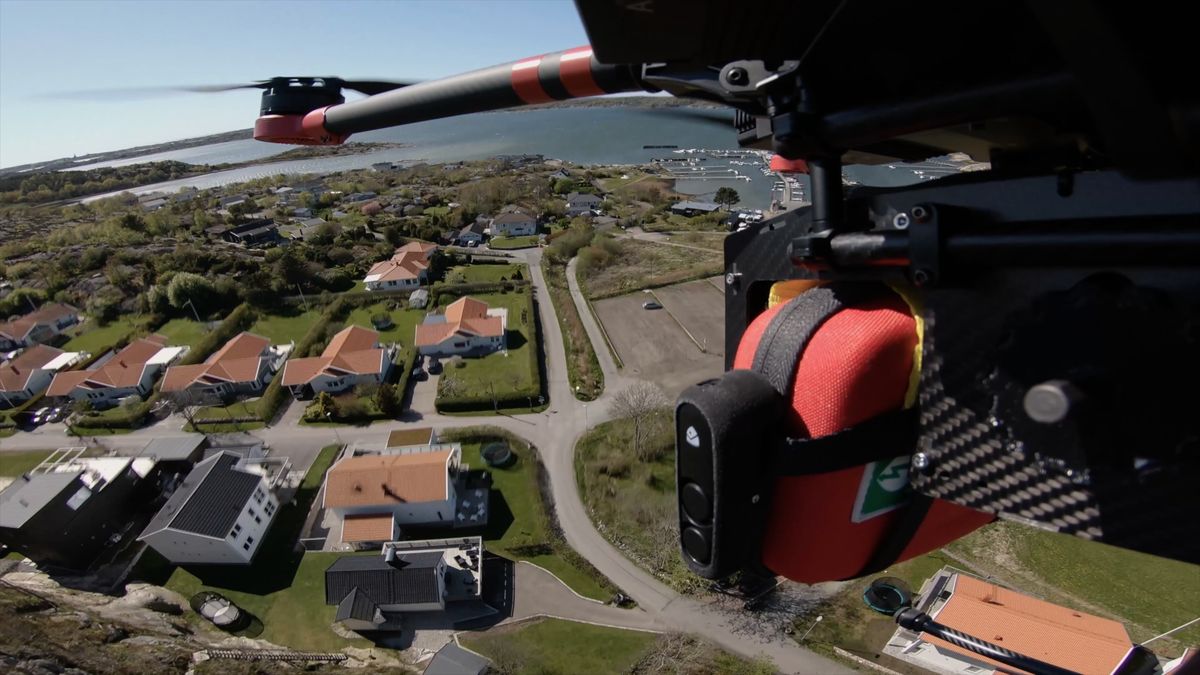 Poprvé v historii medicíny zachraňoval život dron. Doručil defibrilátor